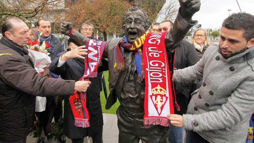 Sporting y Levante realizan un homenaje a Preciado antes de iniciarse el partido