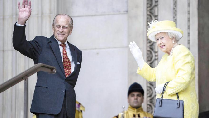 El duque de Edimburgo y la reina, ayer. // Efe