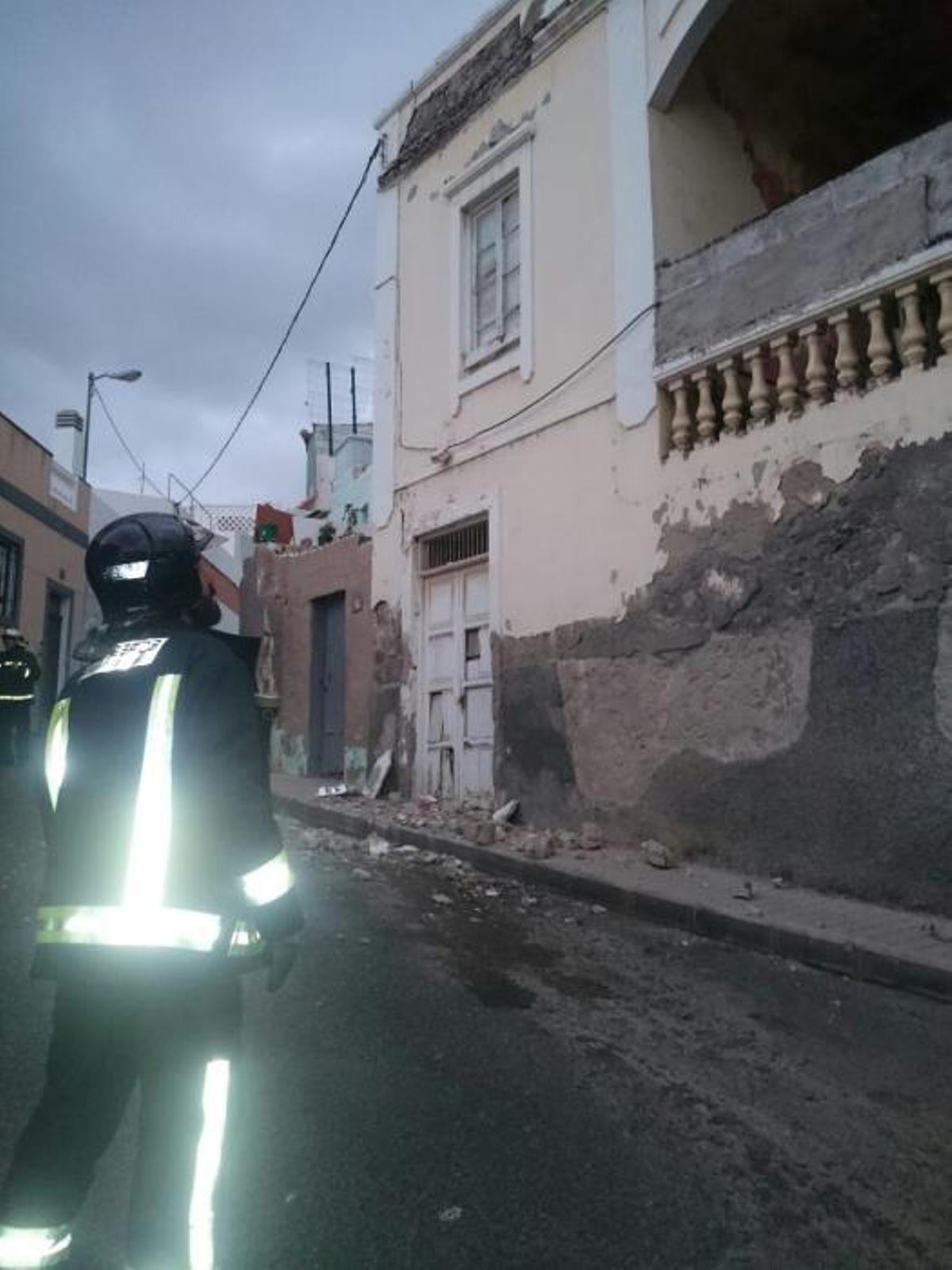 Caída de cascotes en la calle Marconi, en la capital grancanaria