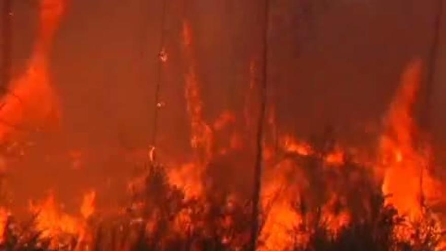 Al menos dos incendios siguen activos y fuera de control en Galicia