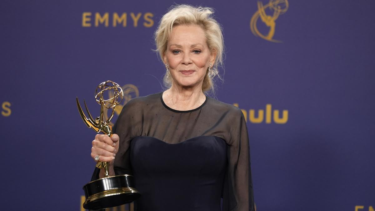 Los ganadores de los premios Emmy 2024. Jean Smart recoge su Emmy a mejor actriz protagonista de comedia (Hacks)