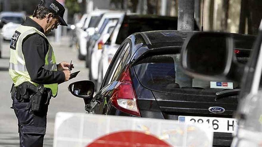 Un policía examina un vehículo durante el control en Marratxí.