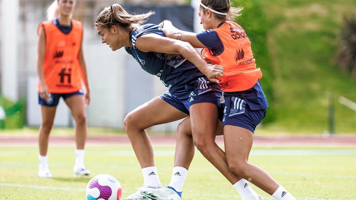 Guijarro disputa un balón con una compañera, durante un entrenamiento en Las Rozas.