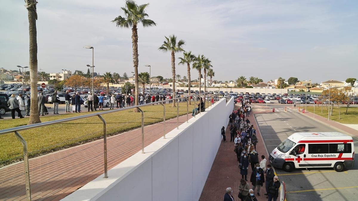 Las colas de espera rodean el centro hospitalario