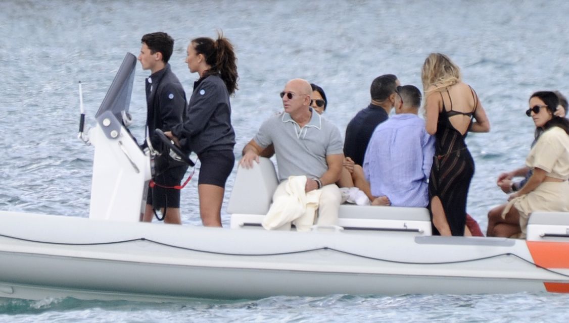 Jeff Bezos, uno de los hombres más ricos del mundo, en las playas de Ibiza