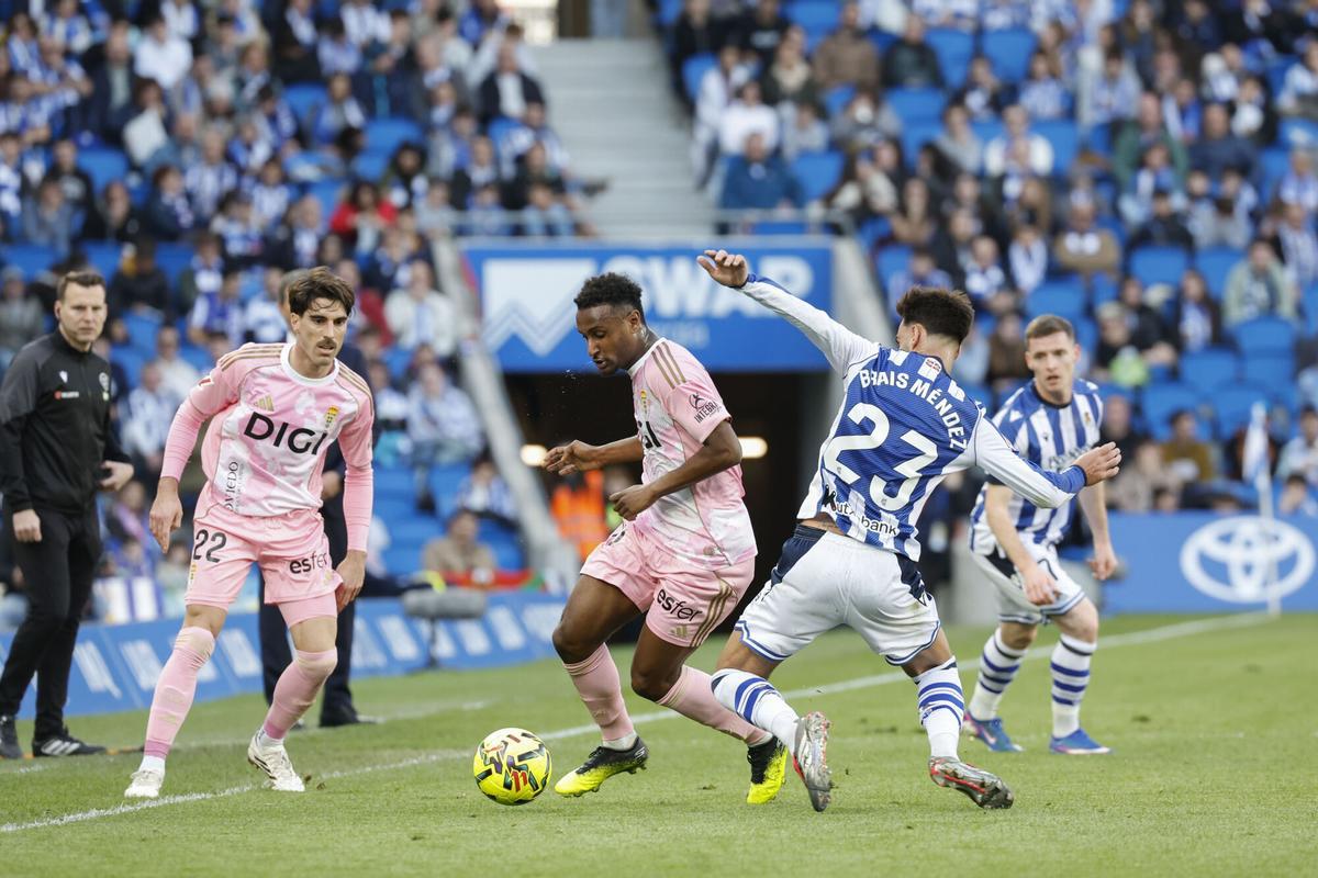 SAN SEBASTIÁN, 21/02/2026.- El centrocampista de la Real Sociedad Brais Méndez (2d) disputa la posesión del balón con el delantero del Real Oviedo Haissem Hassan (c) durante el partido de liga que enfrentó a la Real Sociedd y el Real Oviedo en el estadio Anoeta, este sábado. EFE/Juan Herrero