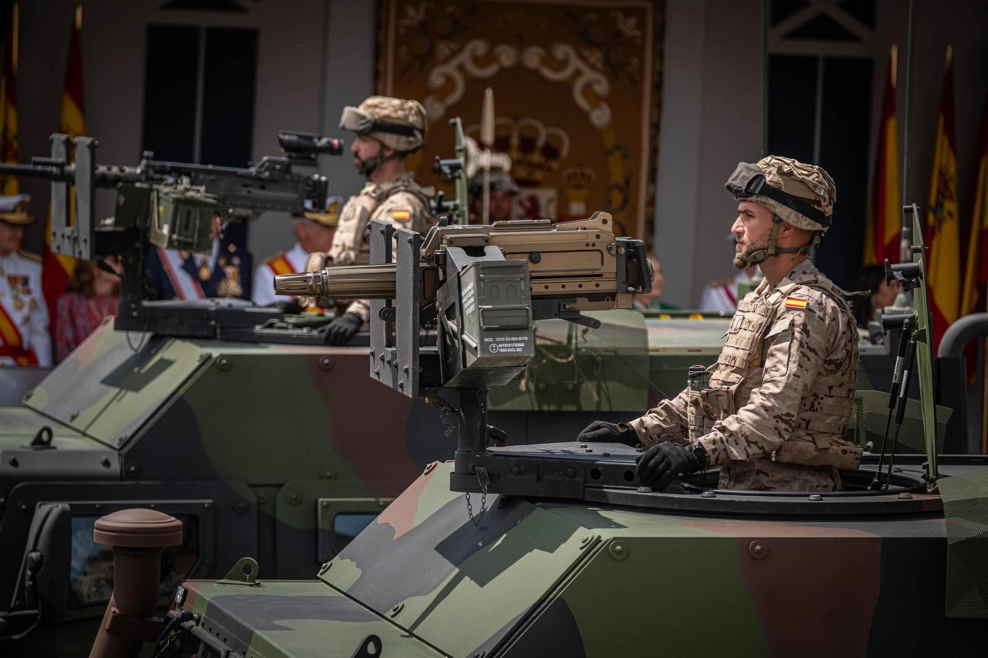 Las mejores imágenes del desfile militar de las Fuerzas Armadas en Tenerife con la presencia de Sus Majestades los Reyes