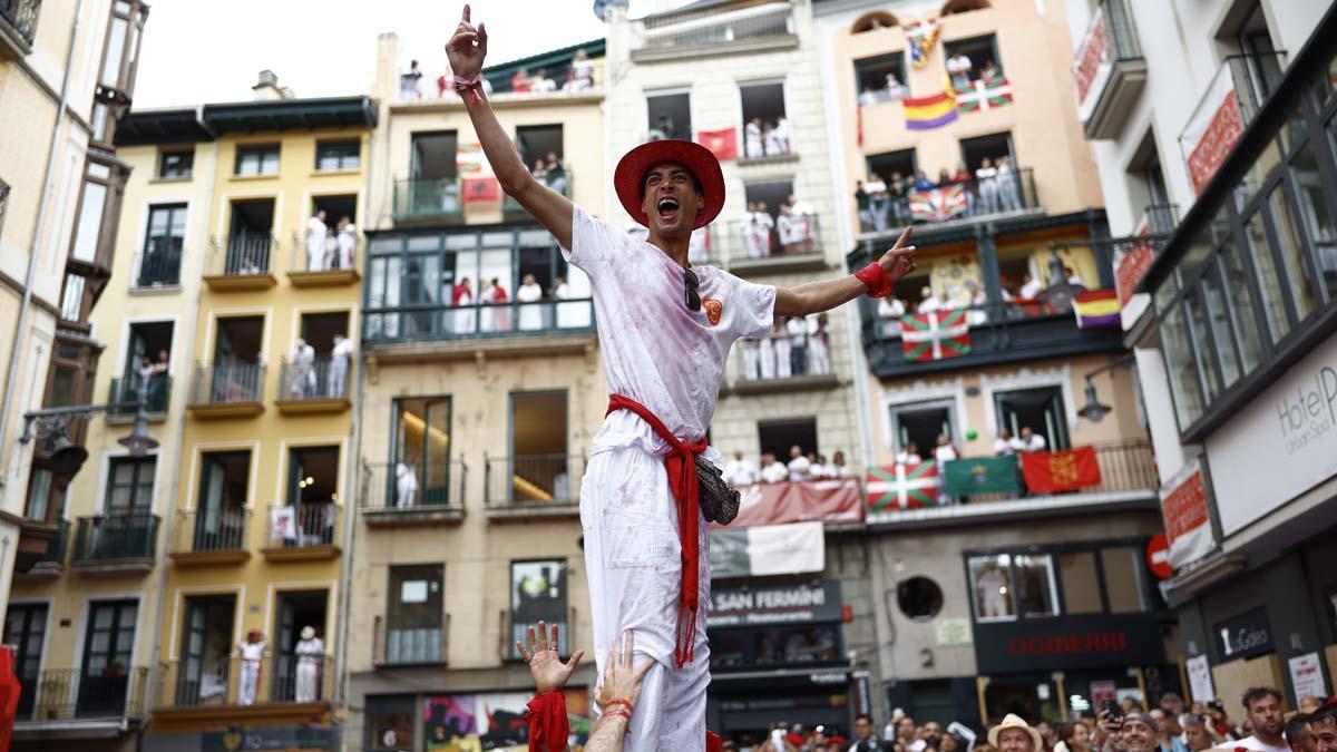  Un grupo de jóvenes disfruta en la Plaza Consistorial de Pamplona este miércoles antes del chupinazo de los Sanfermines 2022.