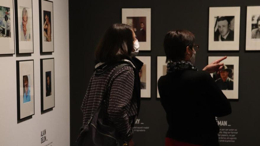 Unes dones mirant les imatges de l&#039;exposició