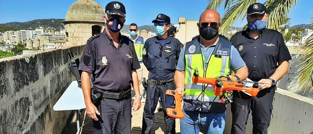 Policías de esta Unidad con varios drones.