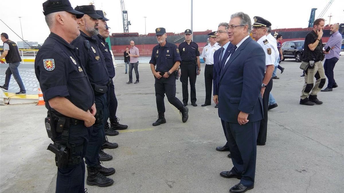 El ministro Juan Ignacio Zoido ha visitado a los agentes de la Policía y la Guardia Civil desplegados en Barcelona.