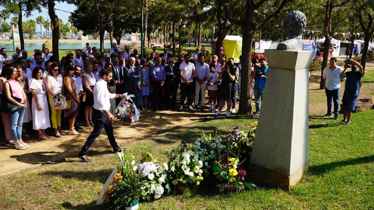 El socialista Dani Pérez participa en la ofrenda floral.