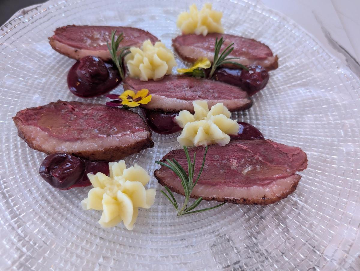 Magret de pato a baja temperatura con reducción de cerezas al foie gras
