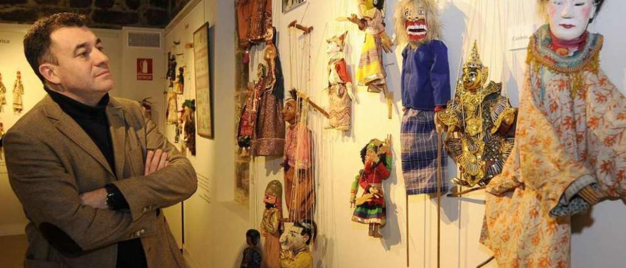 Rodríguez contempla marionetas asiáticas, incluida la que él mismo aportó al museo. // Bernabé/Javier Lalín