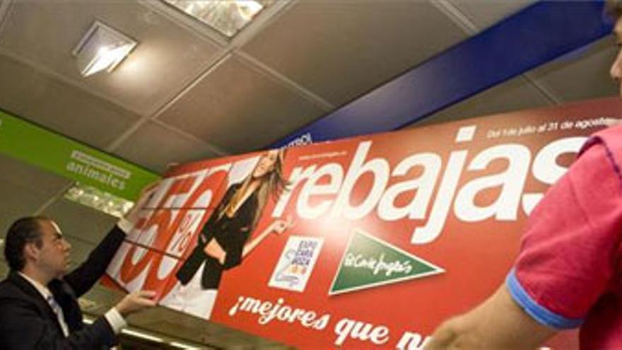 Las rebajas comienzan con expectación por la crisis y el mal tiempo de primavera