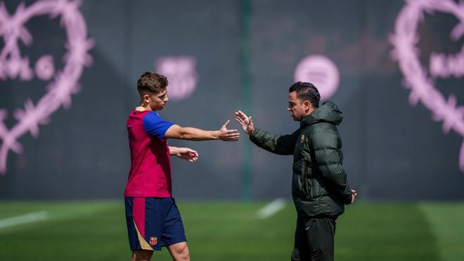 Xavi recibe a Fermín antes del inicio del entrenamiento.