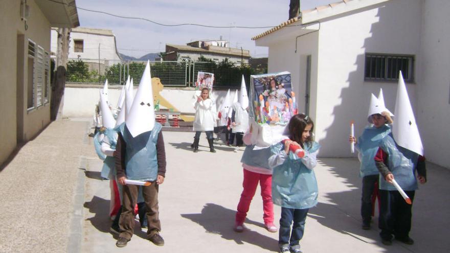 Alumnos del colegio de La Puebla durante Semana Santa.