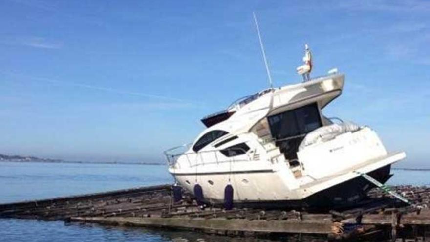 El yate montado sobre la batea. / SALVAMENTO MARÍTIMO