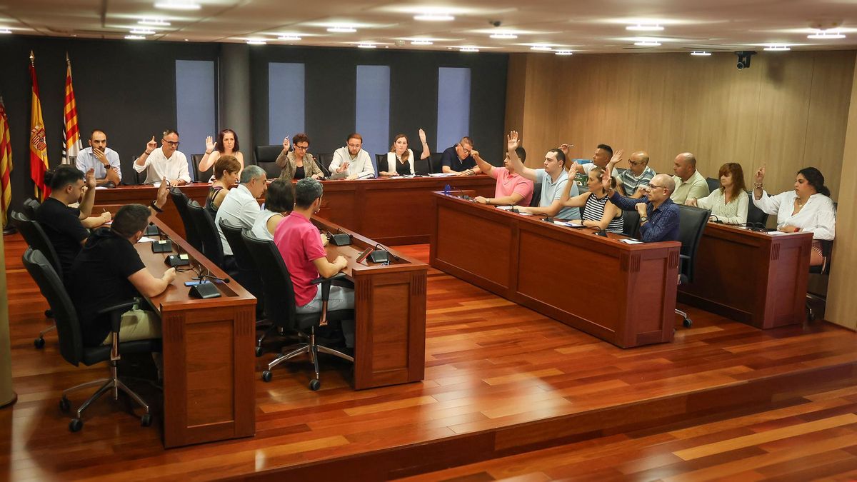 Momento de la votación de un punto en el pleno de este viernes en Onda.