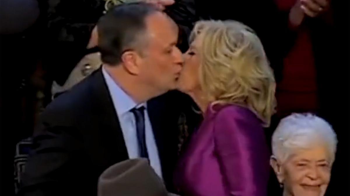 El petó entre Jill Biden i el marit de Kamala Harris