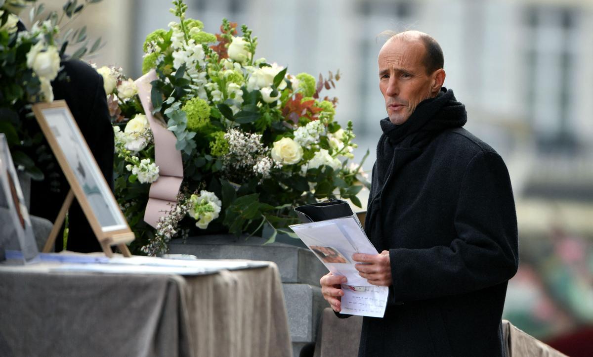 El compañero de Agnes Lassalle, Stephane Voirin, baila cerca del ataúd durante la ceremonia fúnebre de la profesora de francés Agnes Lassalle en Biarritz, Francia