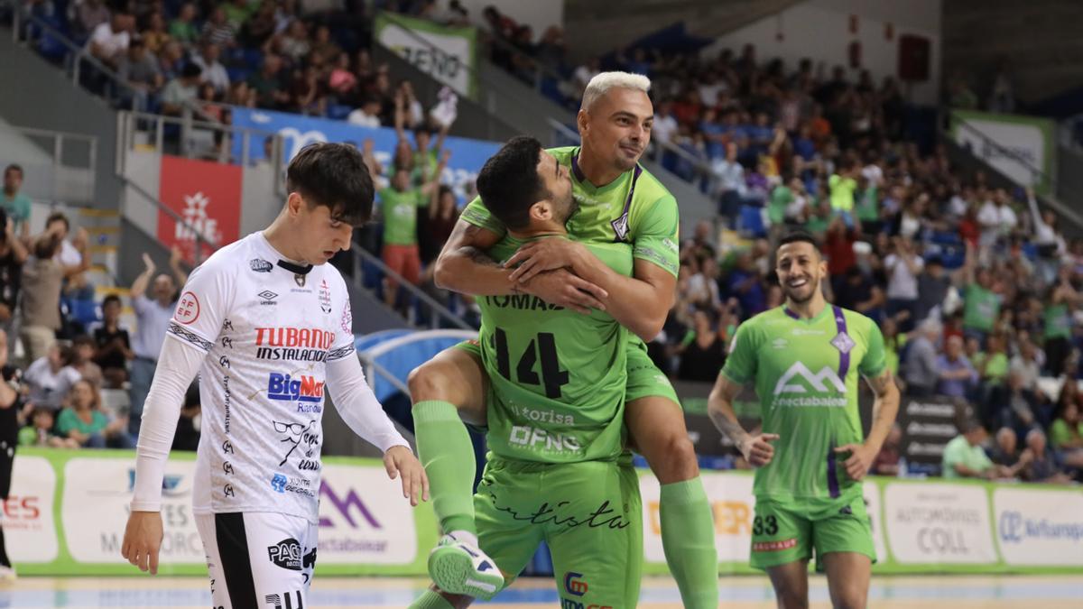 Mancuso celebra con Tomaz y Cainan el gol que marcó al Noia en Son Moix.