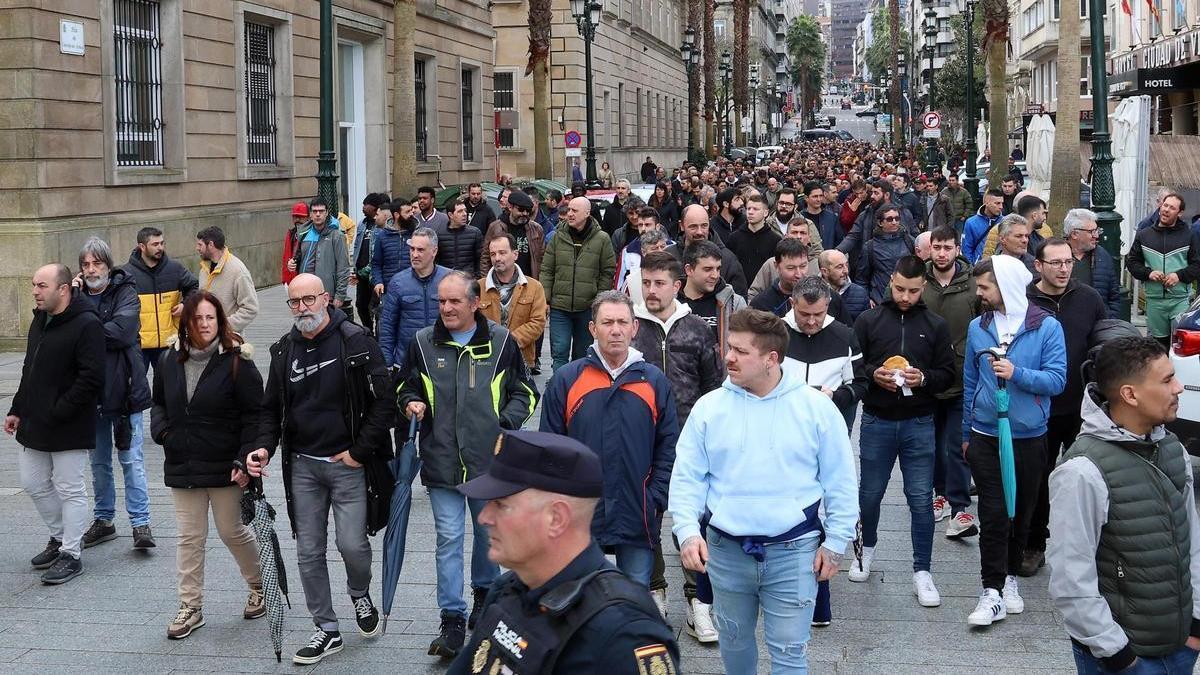 Marcha del sector naval hacia la sede de la Xunta en Vigo tras la muerte de un trabajador en accidente laboral.