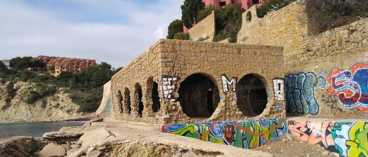 El Club Social La Manzanera, arriba el edificio de la Muralla Roja, ambos de Ricardo Bofill. | CARLOS LÓPEZ