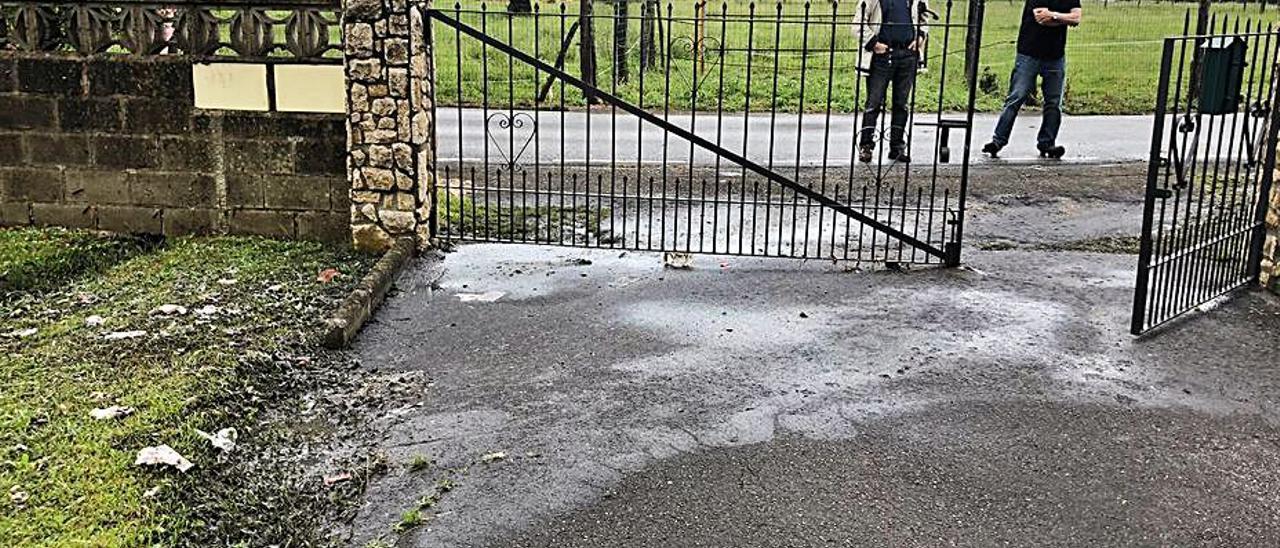 A la izquierda, los restos de aguas fecales a la entrada de una casa. | I. G.