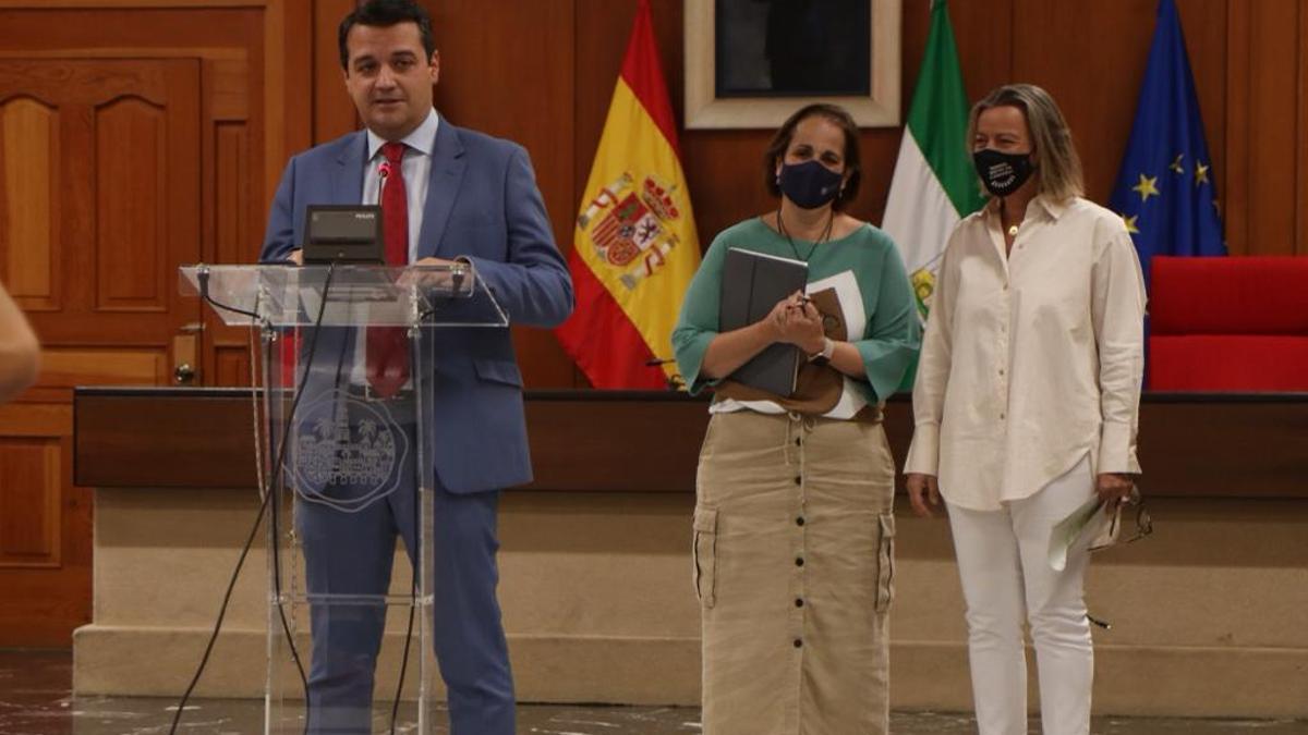 El alcalde, José María Bellido, junto a la segunda y primera tenientes de alcalde Blanca Torrent e Isabel Albás.