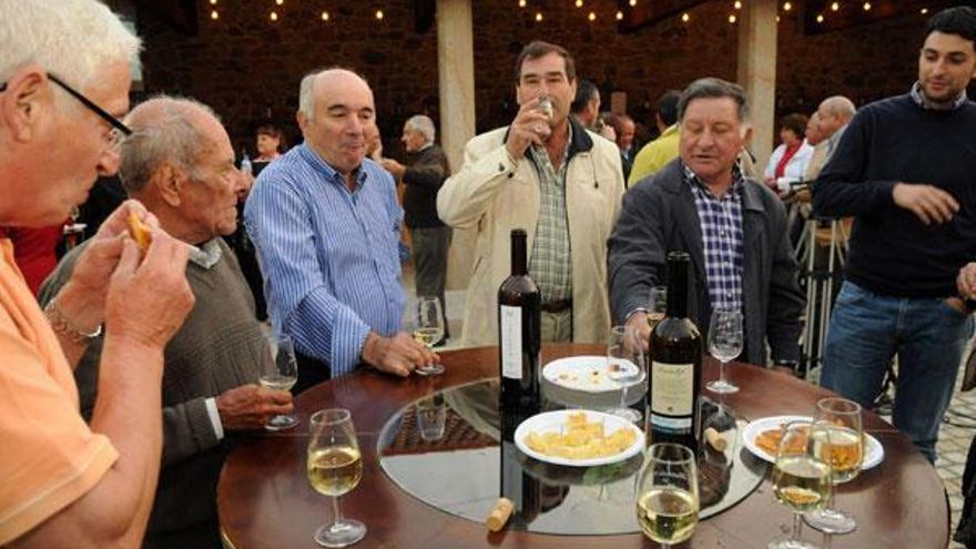 Varias personas disfrutan de los vinos elaborados en Barro durante la fiesta. // Gustavo Santos