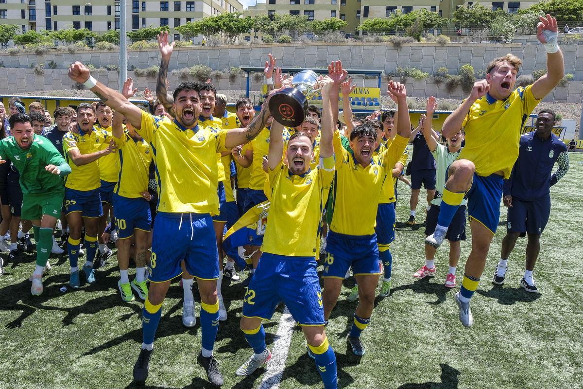 Brian Velázquez alza el título de campeón del Grupo Canario de Tercera RFEF.