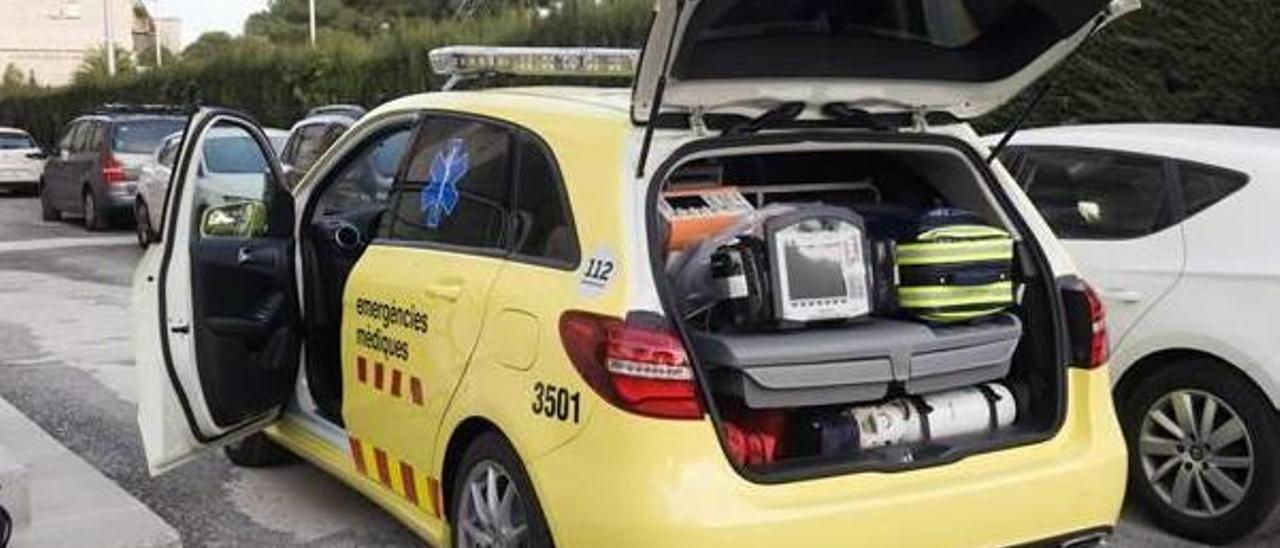 Un coche de emergencias de la sanidad catalana con el material necesario.