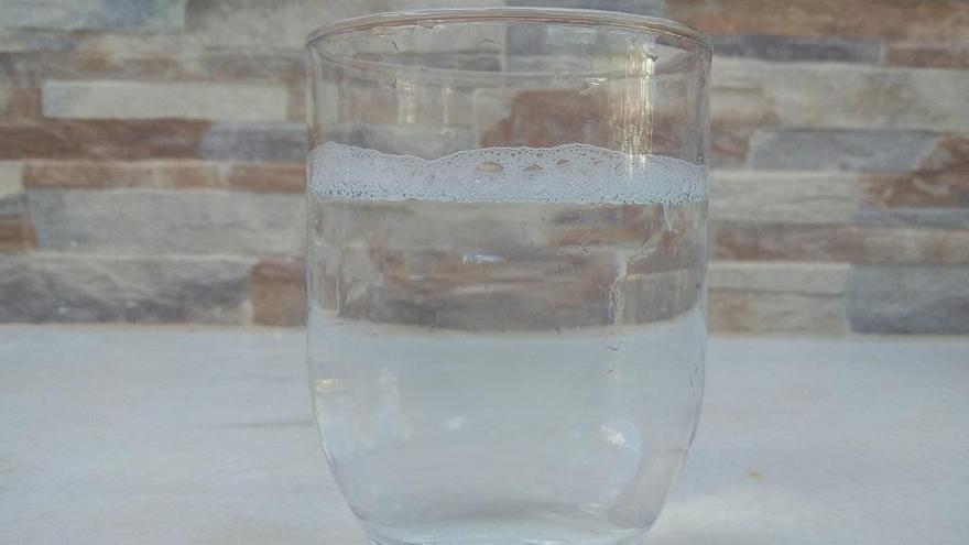 El agua sale con olor a gasolina y espuma.