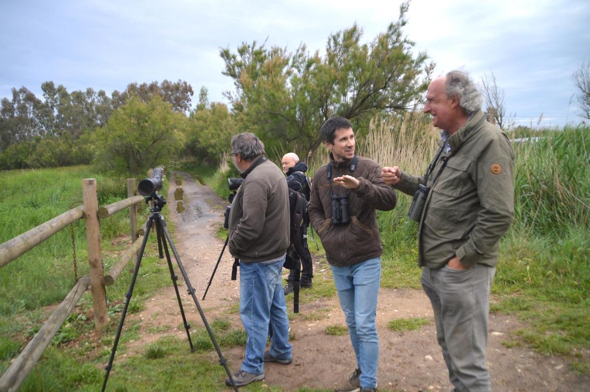 Jordi Sargatal observant els ocells dels Aiguamolls amb altres ornitòlegs