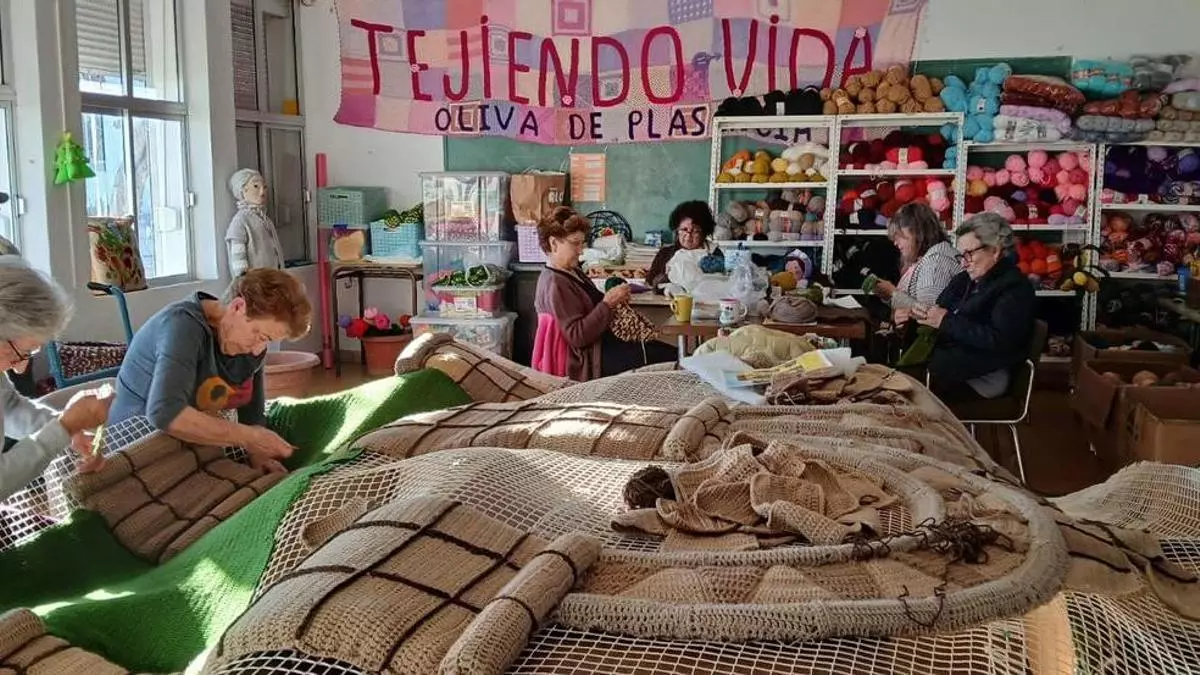 El proyecto 'Tejiendo vida' de Oliva de Plasencia cumple una década tejiendo amistad y combatiendo la soledad no deseada en mujeres