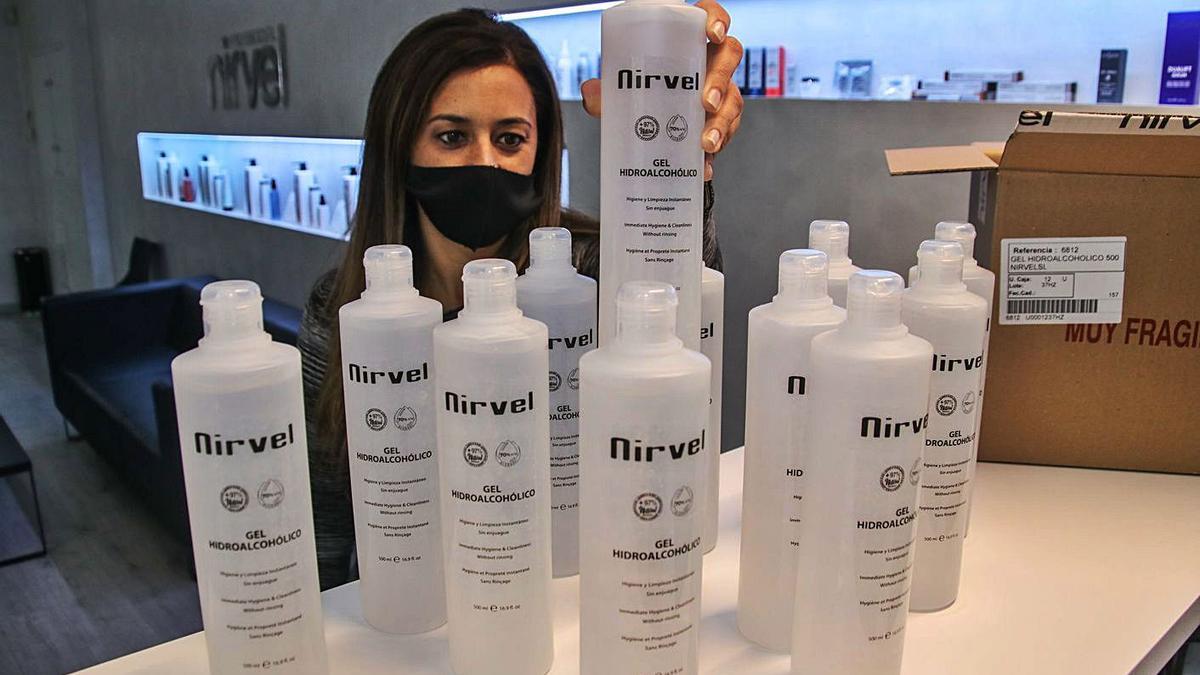 Imagen de las botellas de gel hidroalcohólico que Nirvel fabrica para la Generalitat.