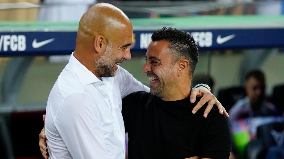 Pep Guardiola y Xavi Hernández durante un amistoso entre FC Barcelona y Manchester City