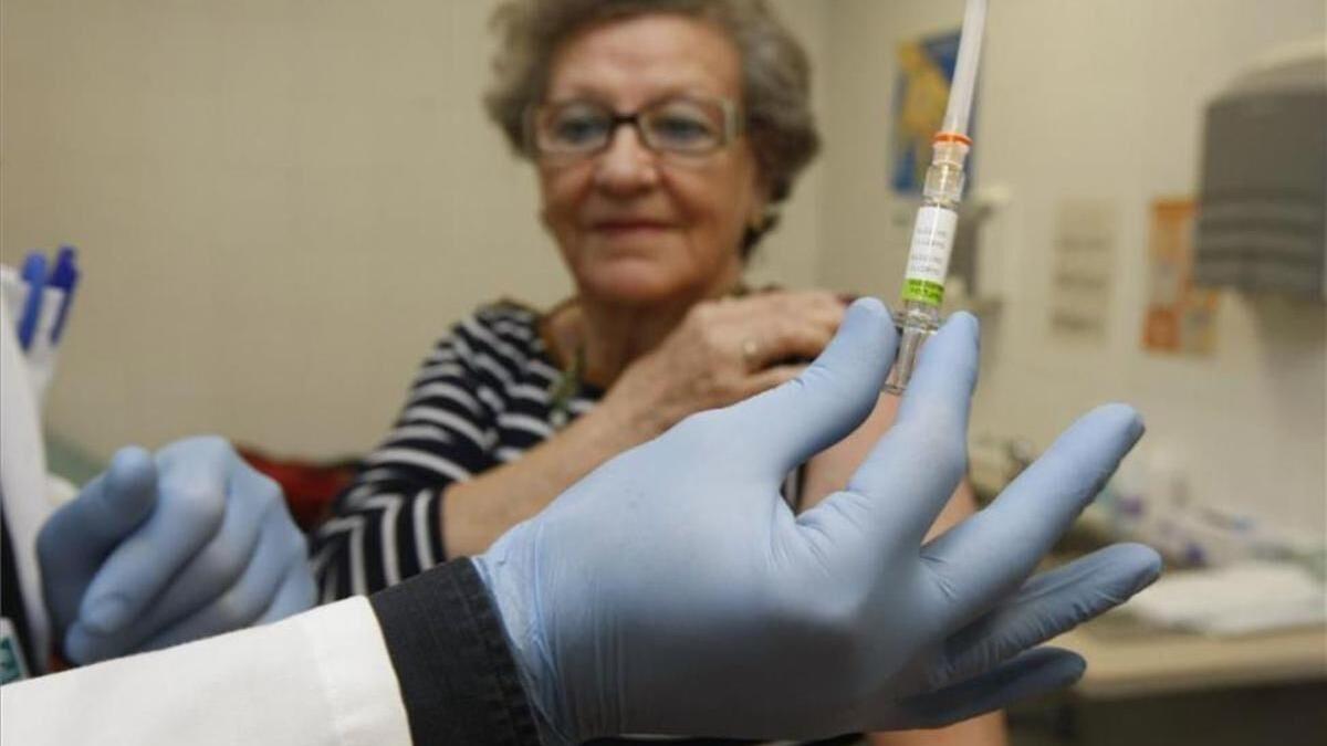 Una paciente espera para ser vacunada de la gripe.