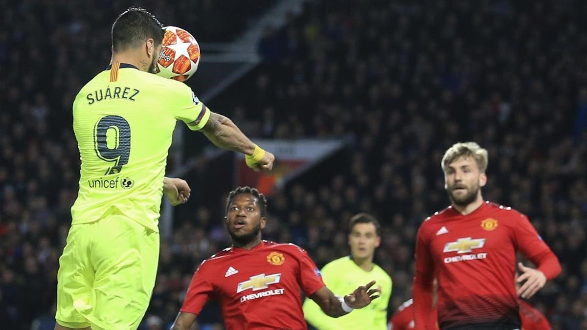 Suárez cabecea en la jugada del 0-1 tras centro de Messi.