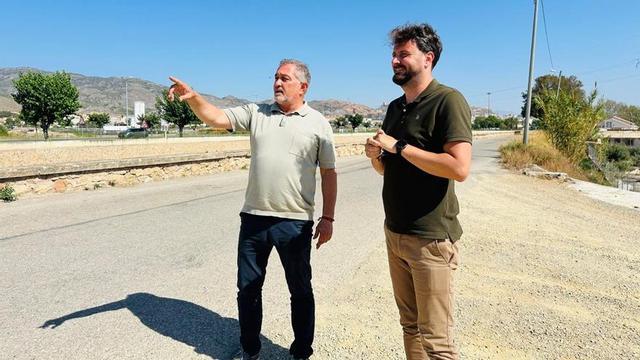 Ángel Meca, concejal de Pedanías e Infraestructuras en el Ayuntamiento de Lorca, visita el Camino del Quijero.