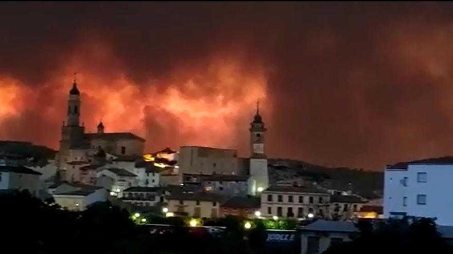 El municipio de Ateca, rodeado por las llamas del incendio forestal, este miércoles