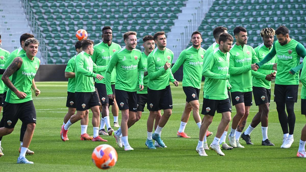 Los jugadores del Elche, durante un entrenamiento