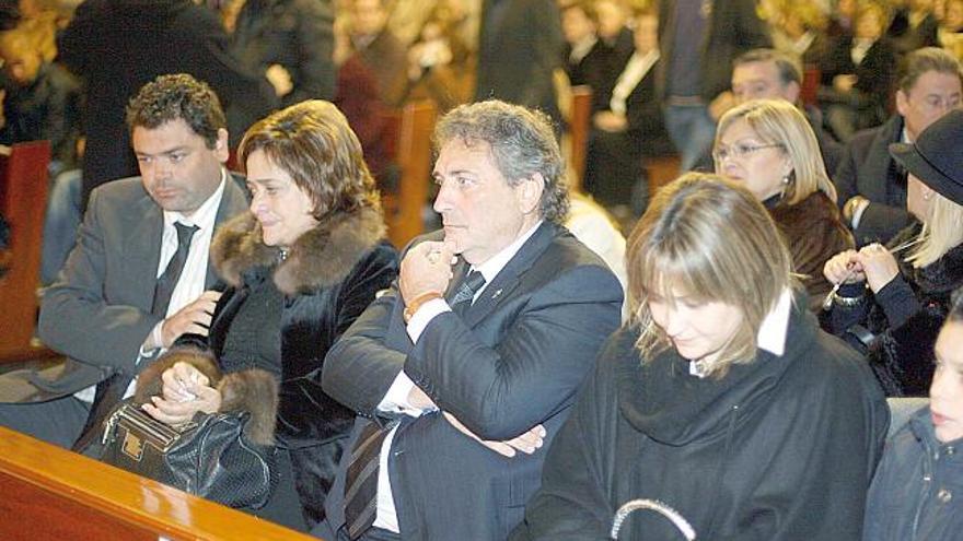 Carlos Mouriño junto a su mujer, Ángeles Terrazo, y sus dos hijos, Carlos y Marian.