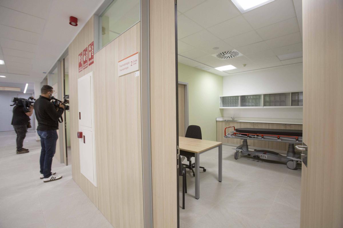 El conseller de Sanidad Miguel Mínguez visita el futuro hospital de día oncológico y la remodelación de las urgencias del hospital Sant Joan d’Alacant