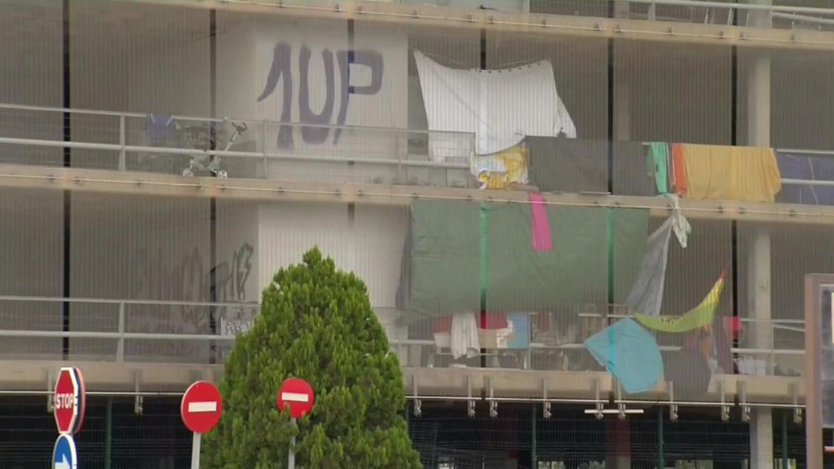 Personas sin techo malviven en el aparcamiento de la T2 del aeropuerto de El Prat.