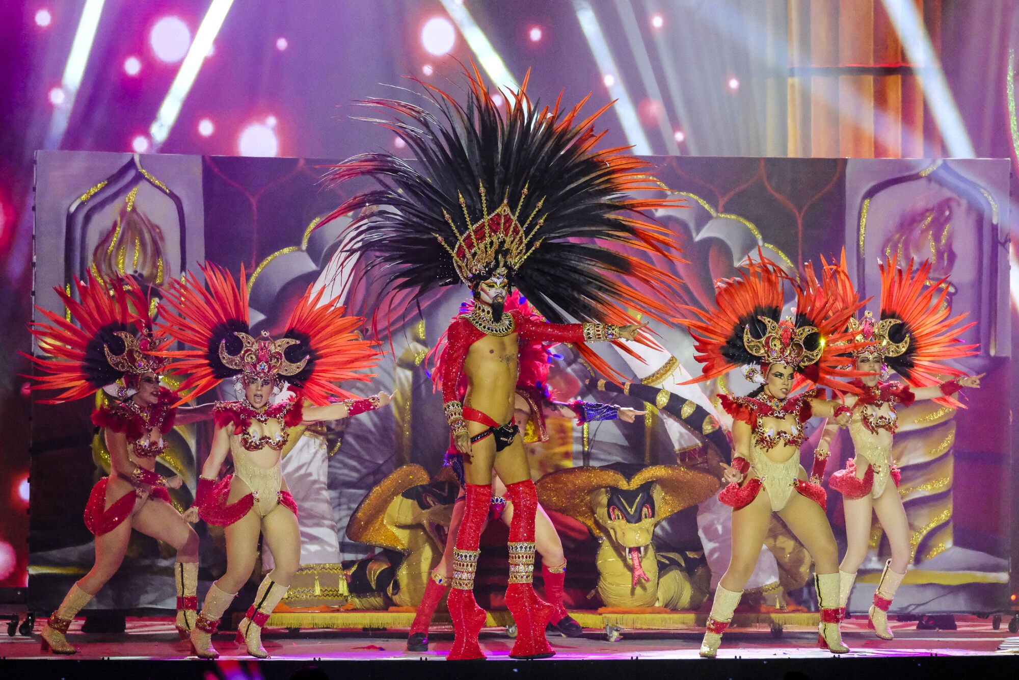 Número 2. Drag Hefesto (Yeremi González Hernández) Con el patrocinio de Ángel Díaz Tattoo y un diseño de Néstor Santana presenta el espectáculo ¡Uf! ¡Qué mal genio, guapa!