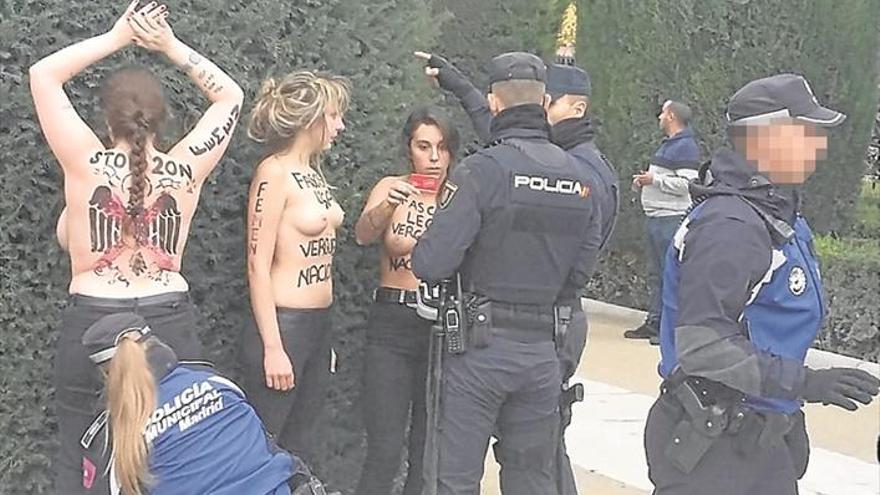 Femen irrumpe en una concentración franquista