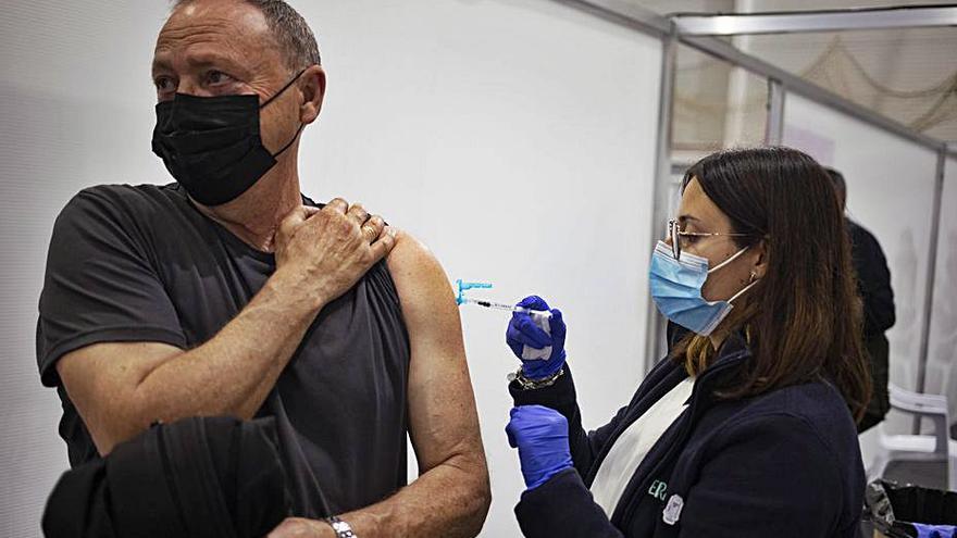 Vacunación en el pabellón Ballester de Xàtiva, días atrás. | PERALES IBORRA