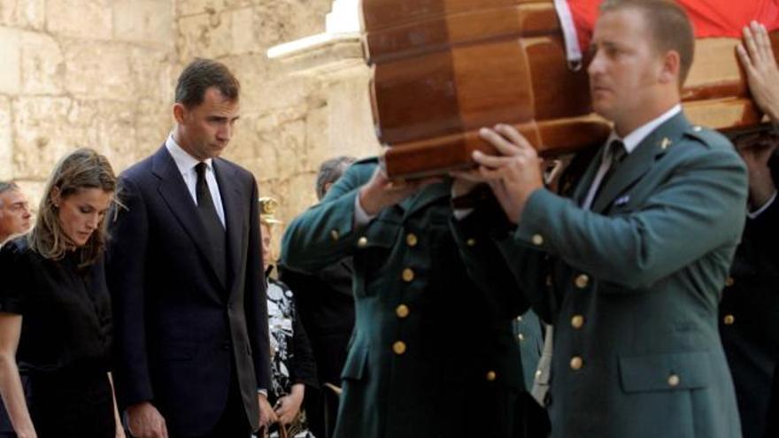 Los Príncipes rinden homenaje a la salida de los féretros de La Almudaina.